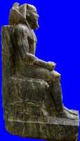 De ct, on dcouvre le faucon Horus sculpt en soutien derrire la tte de Khephren