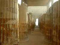 La colonnade d'entre , longue et troite alle borde de deux ranges de 20 colonnes supportant le toit.
