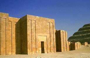 L'enceinte du complexe tait ferme par un mur en calcaire haut de 10 mtres et comportait 14 simulacres de portes fermes. 